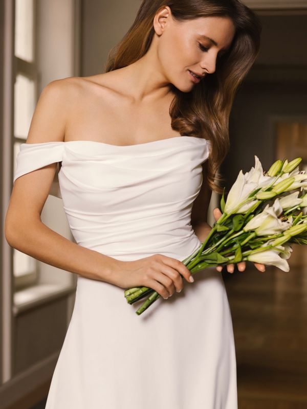 Платье в греческом стиле из белого шифона с белым поясом